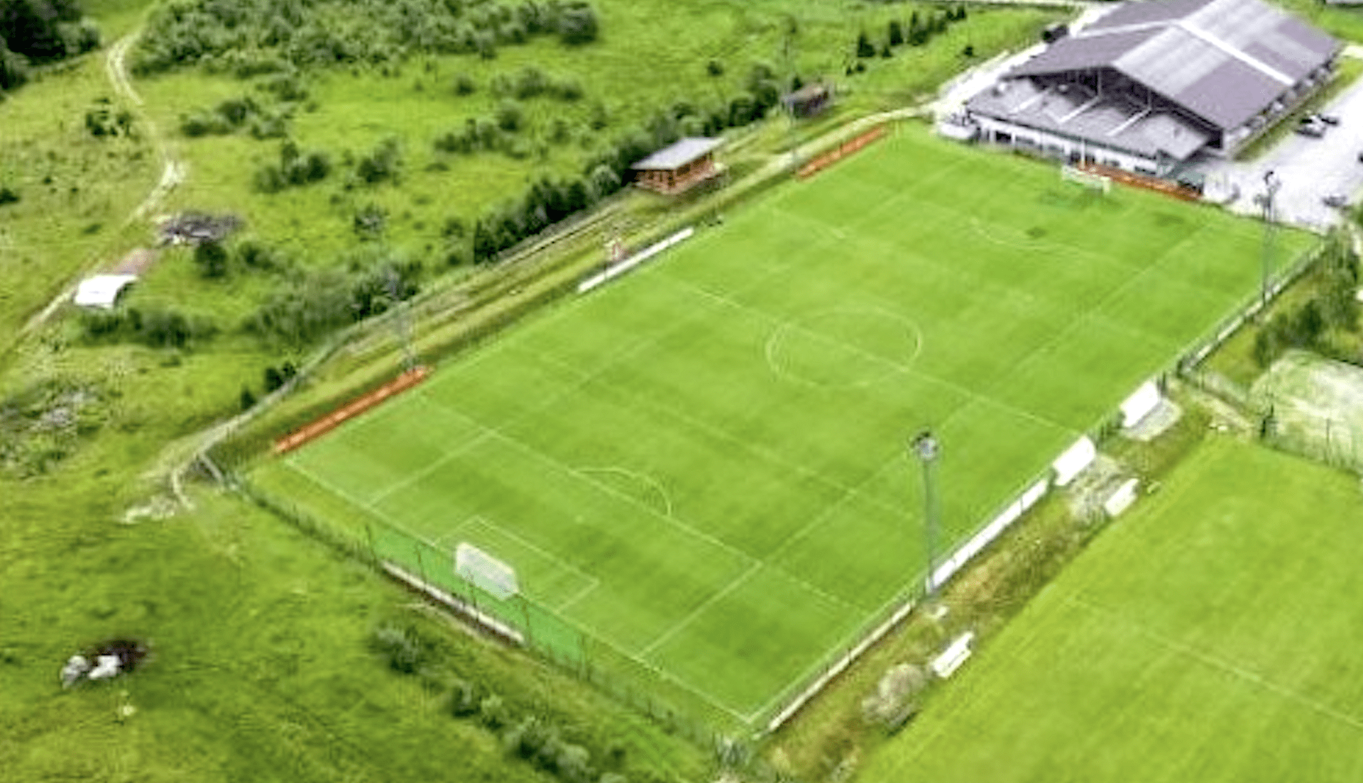 Letecký pohled na tréninkové hřiště v Jižním Tyrolsku, kde se připravuje česká fotbalová reprezentace.