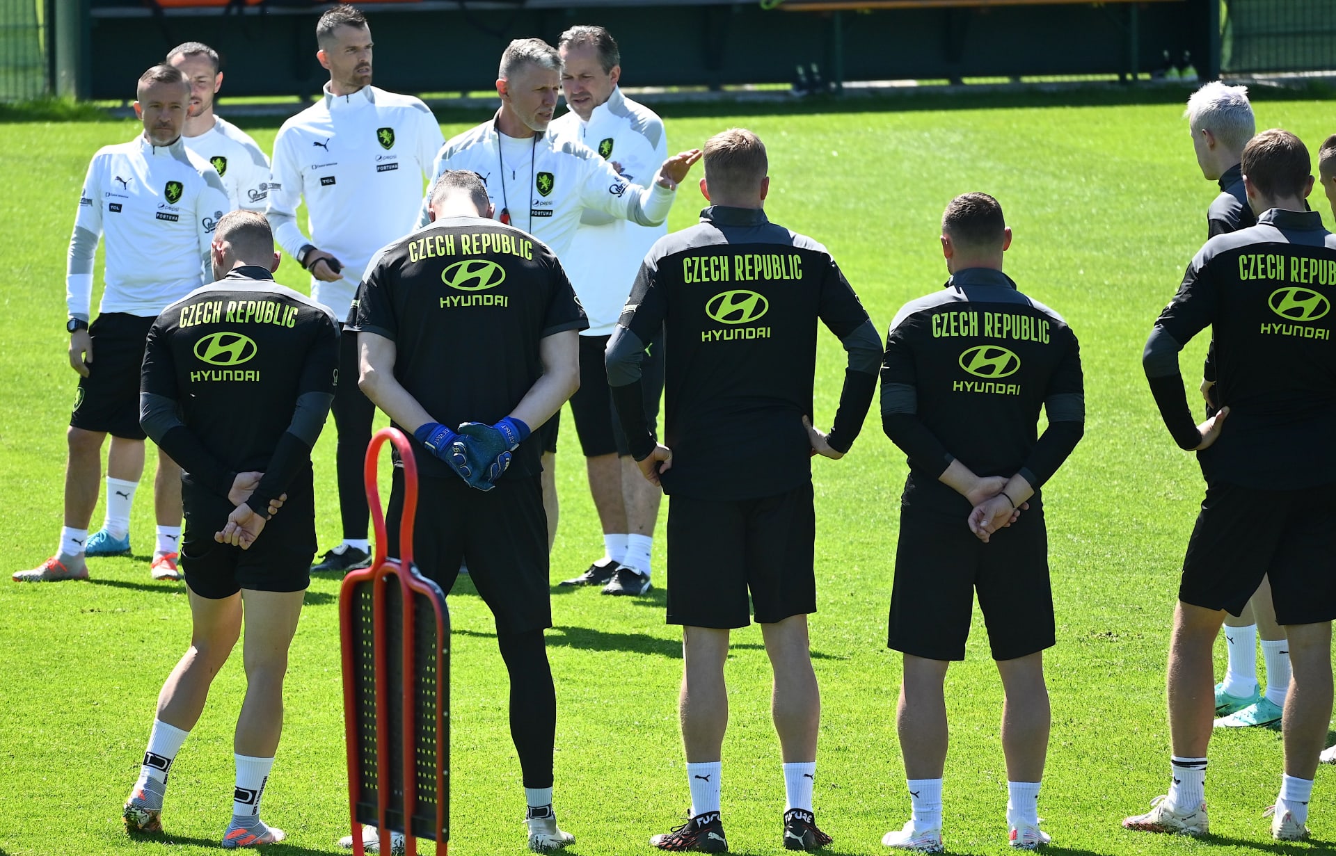 Trenér Jaroslav Šilhavý (v bílém uprostřed) udílí pokyny před tréninkem fotbalistů v Jižním Tyrolsku.