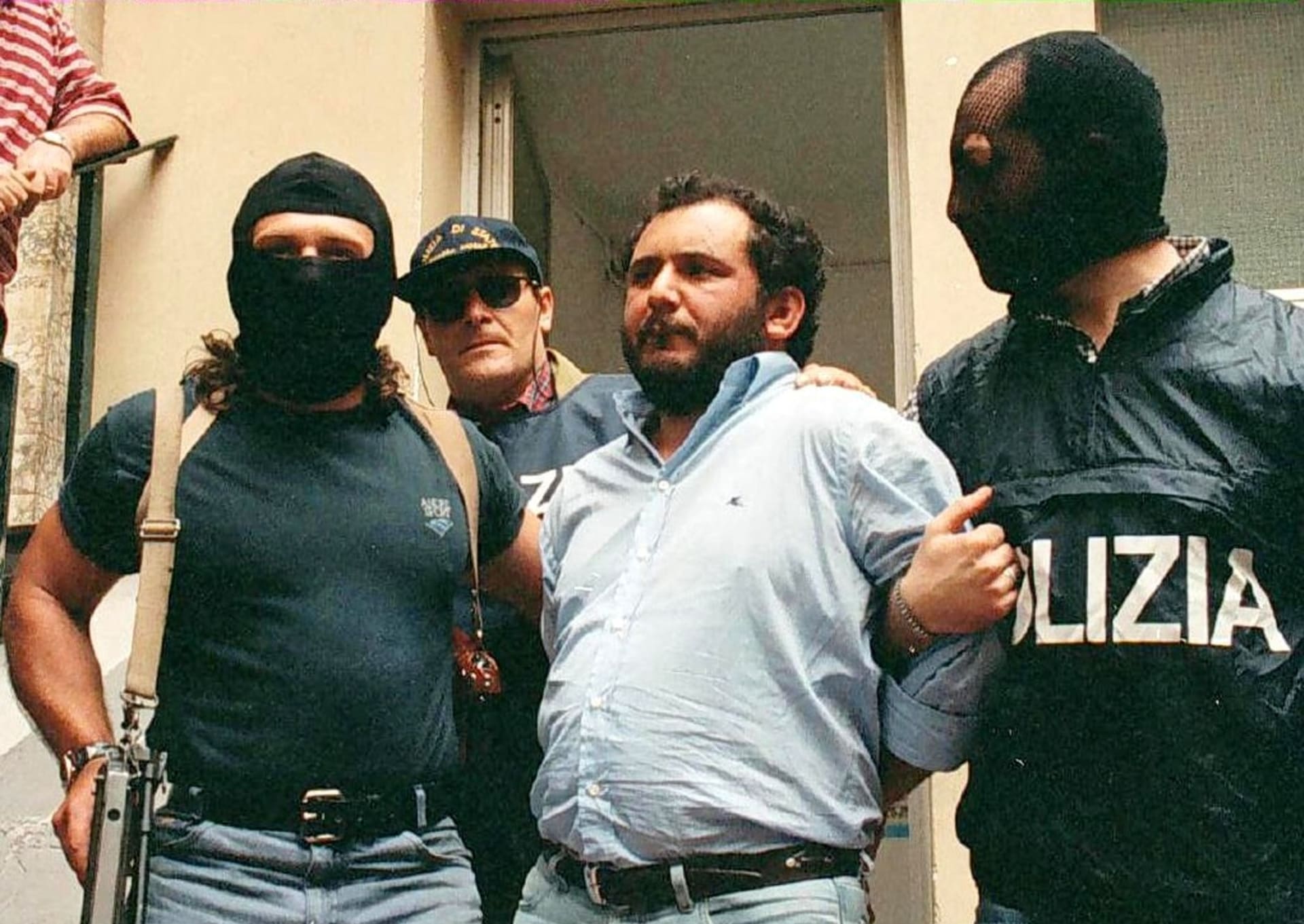 Mafiánský boss Giovanni Brusca v roce 1996, kdy je odváděn z policejního výslechu