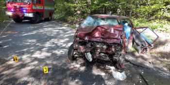 Nehoda na Jihlavsku skončila tragédií. Řidič zemřel, druhý je těžce zraněn