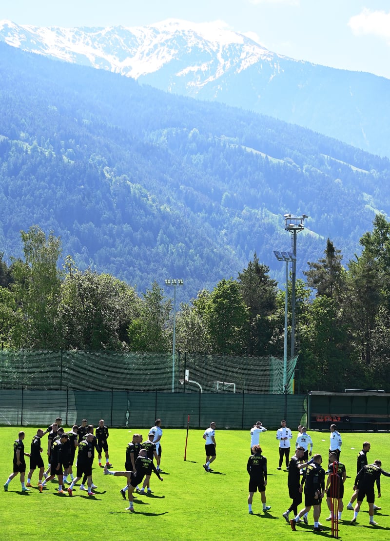 Čeští fotbalisté na tréninkovém hřišti ve městečku Vals/Valles při příprave na Euro 2021.