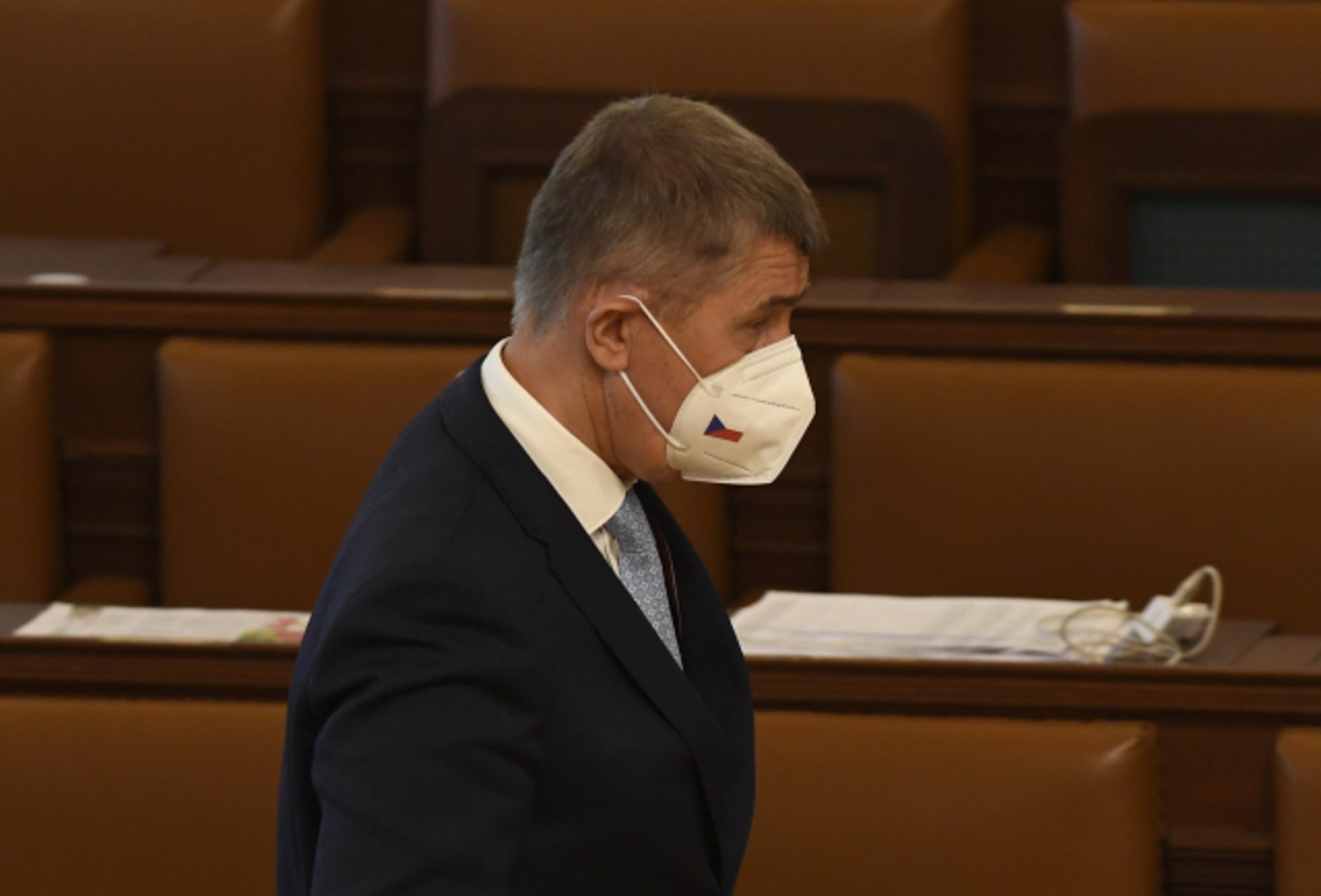 Premiér Andrej Babiš odchází z jednacího sálu Sněmovny.