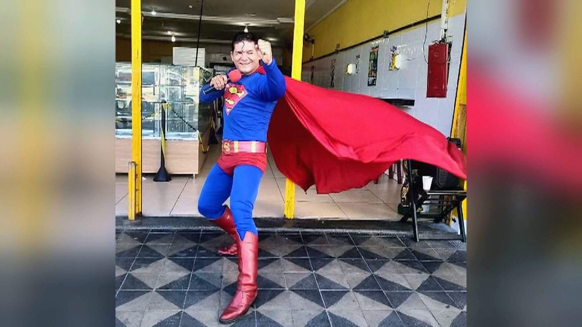 Muž chtěl být jako superman, zastavit autobus se mu ale nepodařilo.
