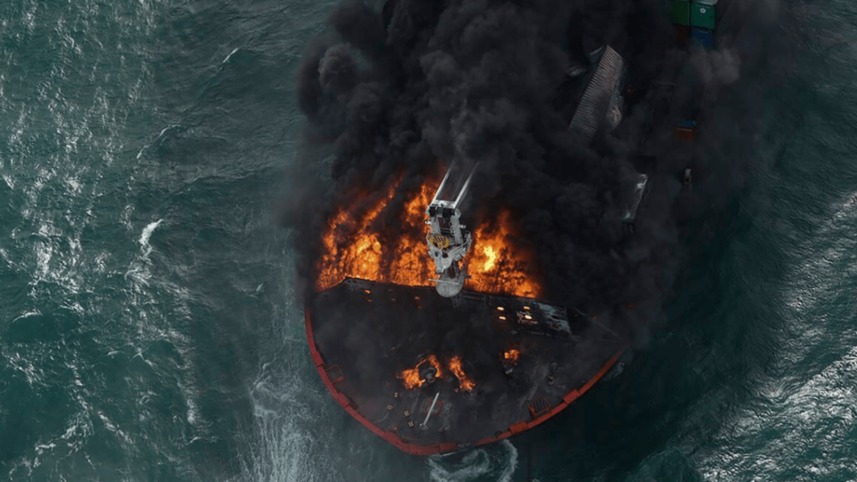 Požár, který již dva týdny zuří na nákladní lodi kotvící u pobřeží Srí Lanky.