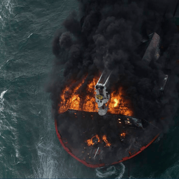 Z hořící lodě vytékají do moře toxické látky.