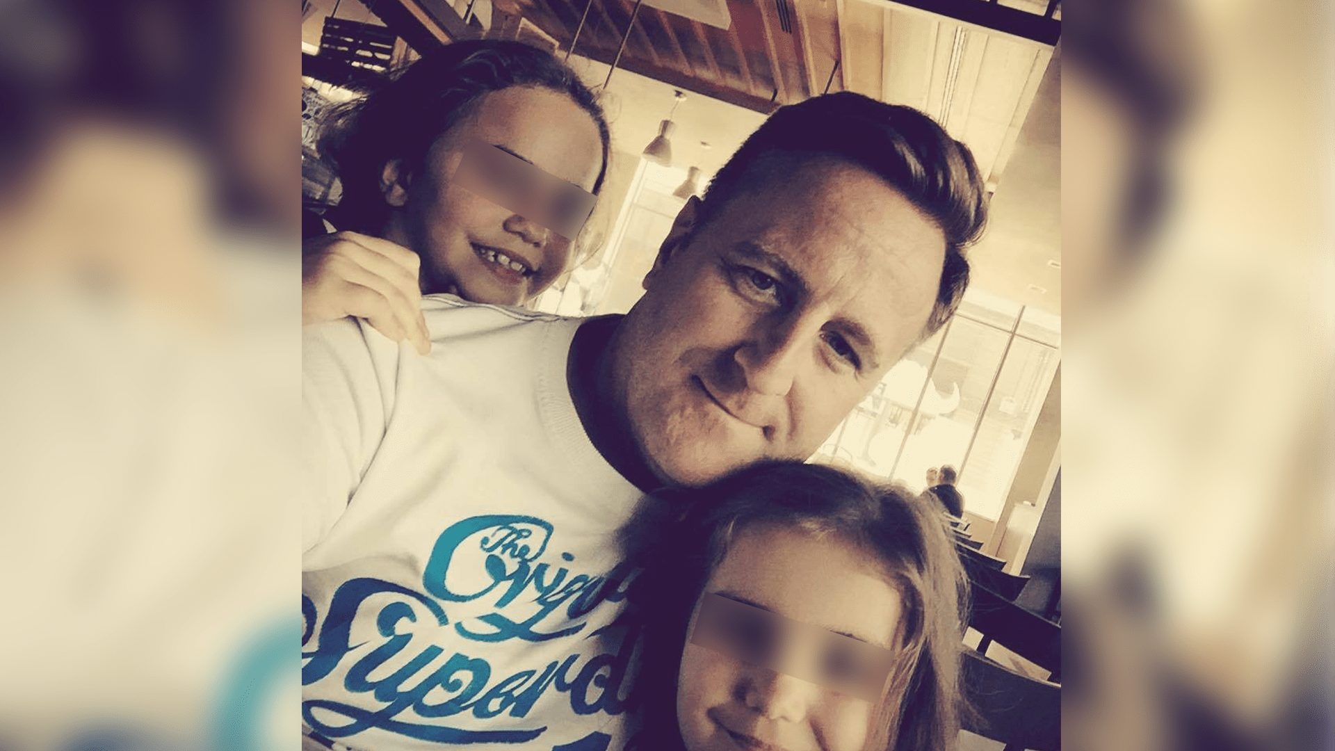 Trevor Pelling se svými dcerami 
