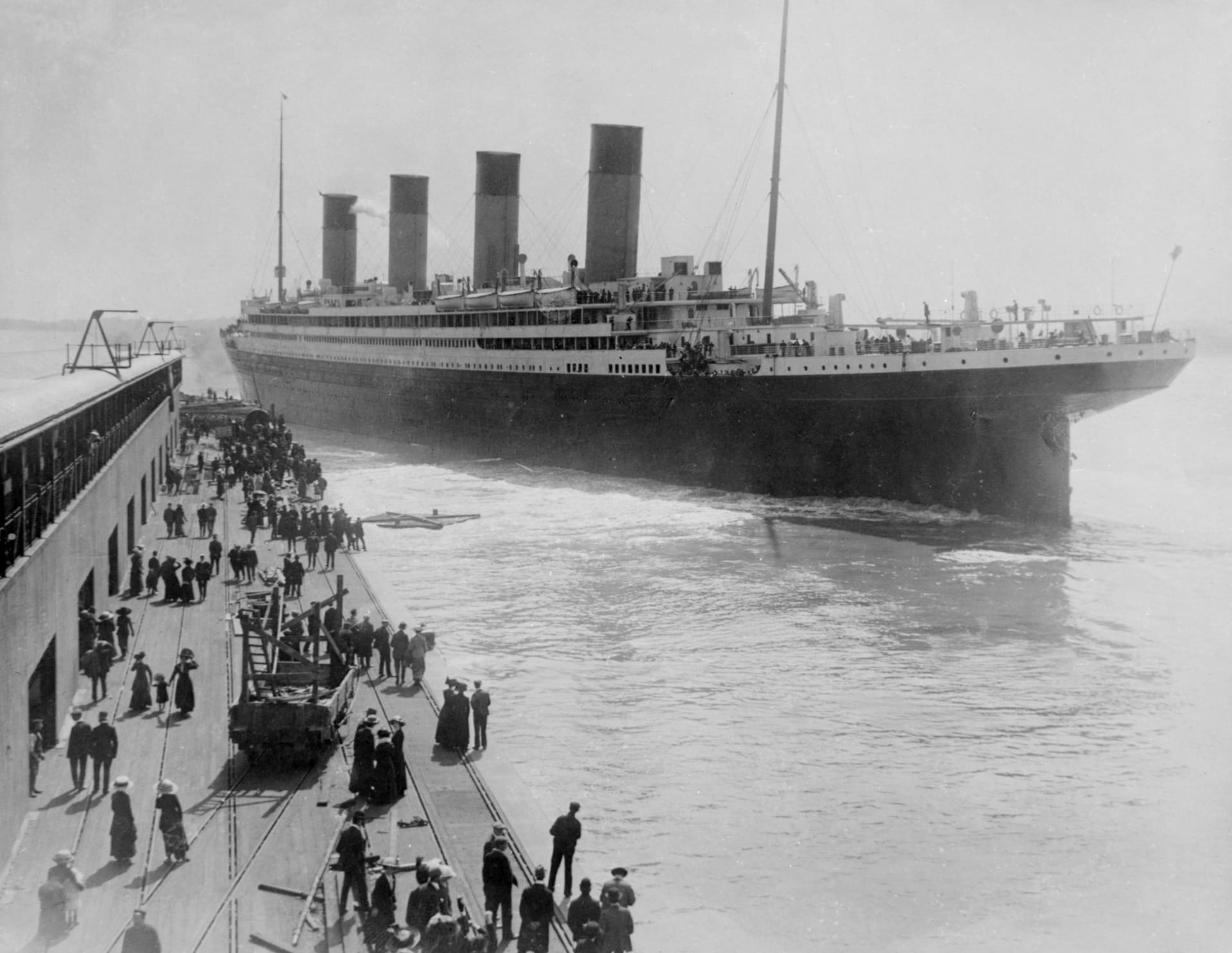 Titanic při slavnostním vyplutí ze Southamptonu.