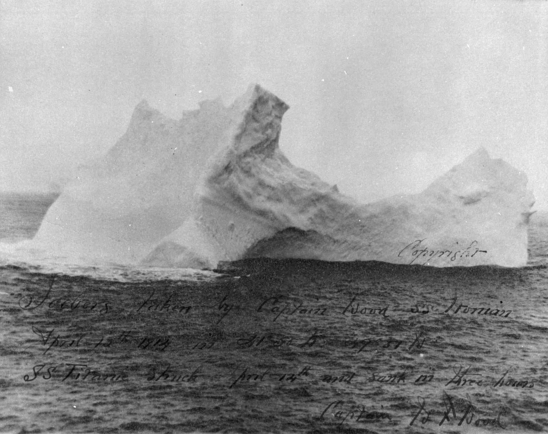 Ledovec, do kterého Titanic narazil.