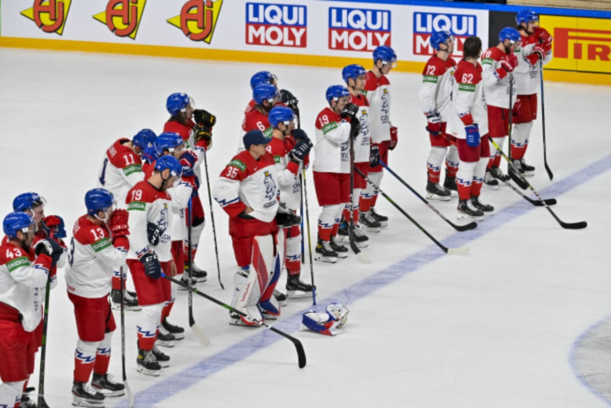 Čeští hokejisté zklamaně postávají po prohraném čtvrtfinále MS 2021.