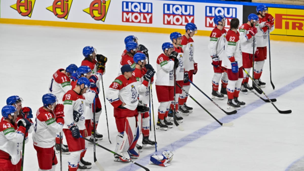 Čeští hokejisté zklamaně postávají po prohraném čtvrtfinále MS 2021.
