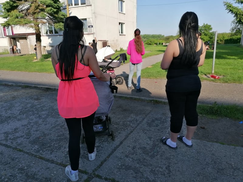 Romské maminky ve vyloučené lokalitě v Osblaze v okrese Bruntál se odmítají očkovat, ale nechtějí ani ukázat tváře.