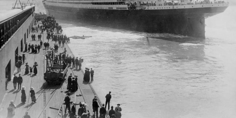 Titanic při slavnostním vyplutí ze Southamptonu