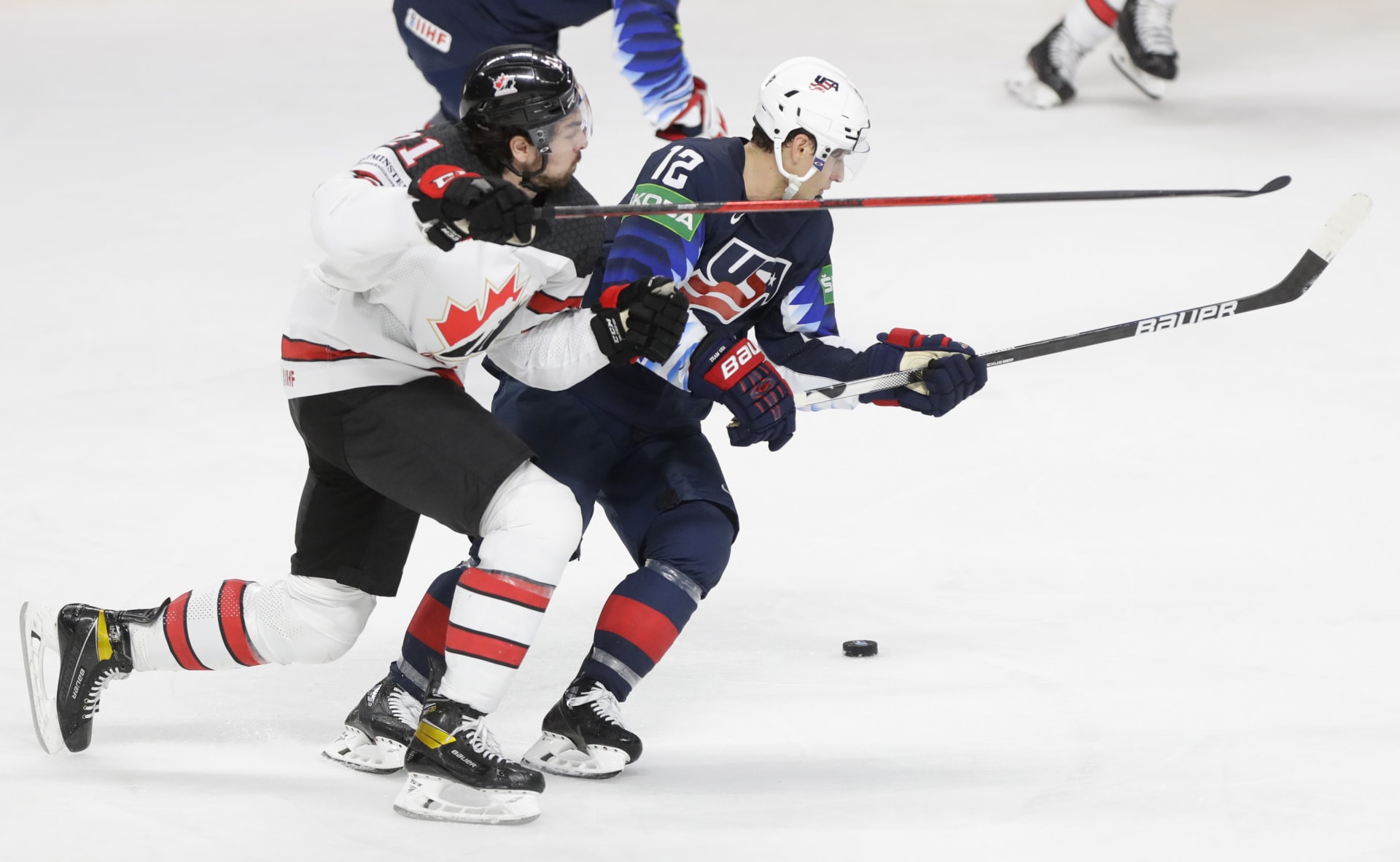 Hokejisté Kanady porazili v úvodním semifinále MS v Rize tým USA 4:2. 