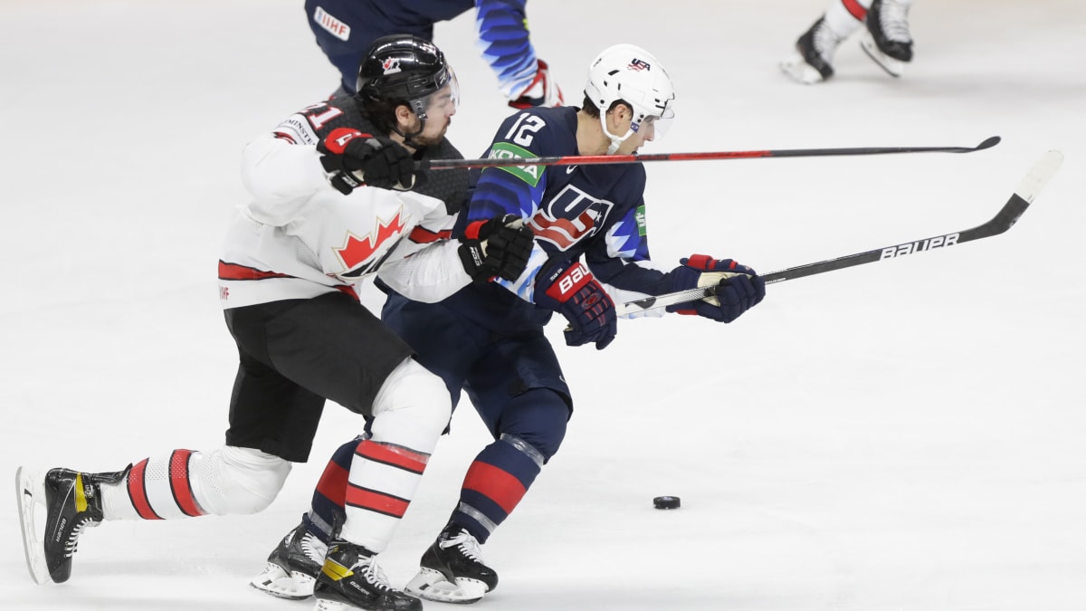 Hokejisté Kanady porazili v úvodním semifinále MS v Rize tým USA 4:2. 