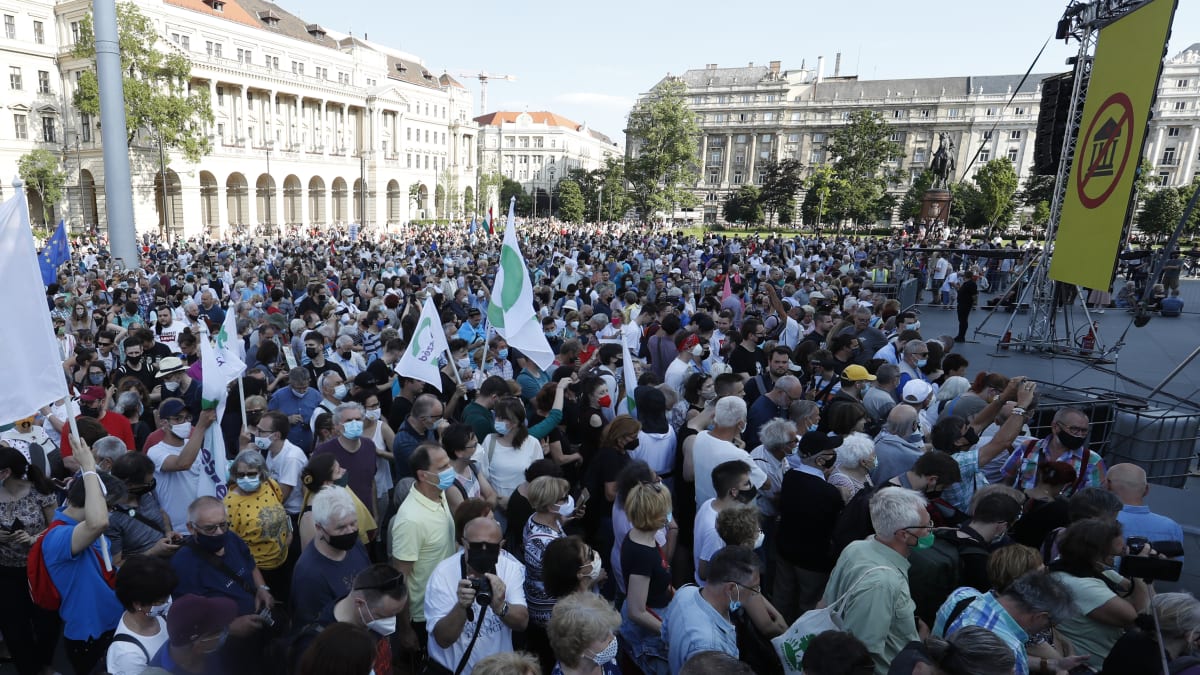 Tisíce lidí v Budapešti demonstrovaly proti vzniku čínské univerzity.
