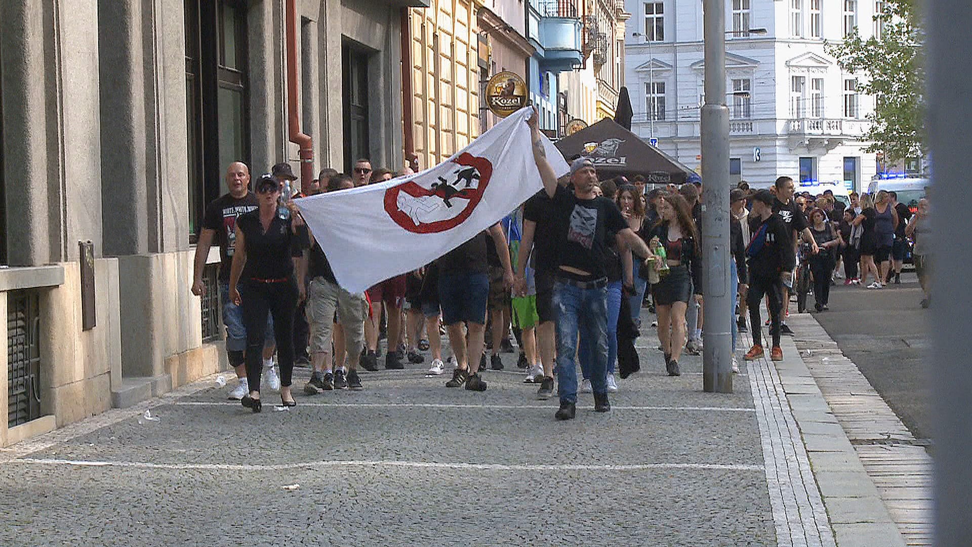 Lidé v Hradci Králové šli protestní pochod za napadeného muže.
