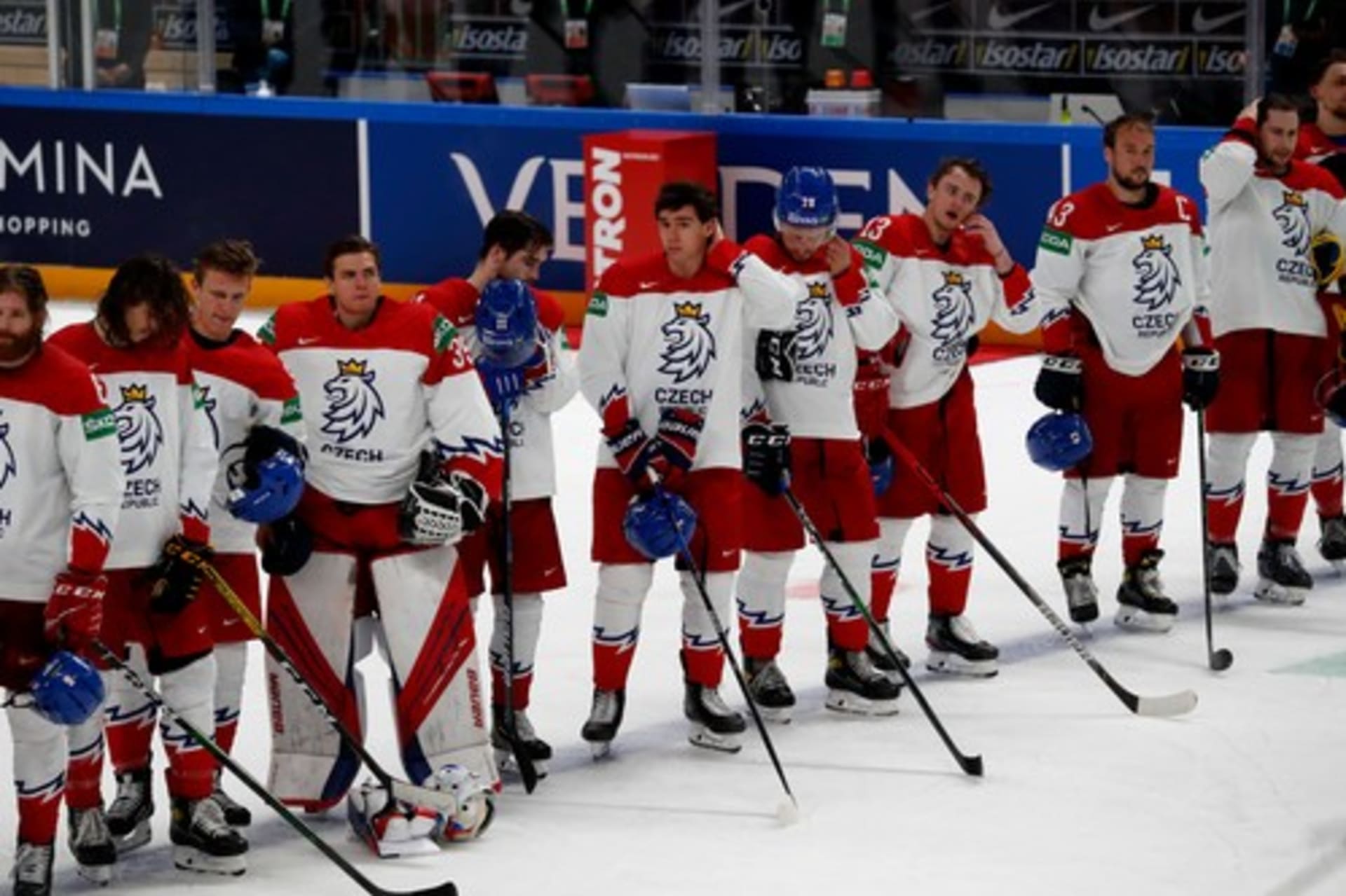 Čeští hokejisté po prohře ve čtvrtfinále s Finskem 0:1.