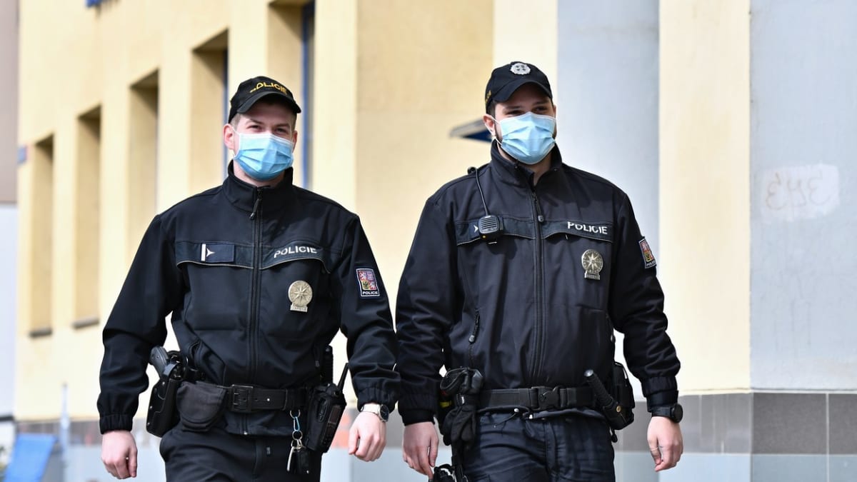 K tragické události na pražském Kamýku vyráželi v pátek v noci policisté i záchranná služba. 
