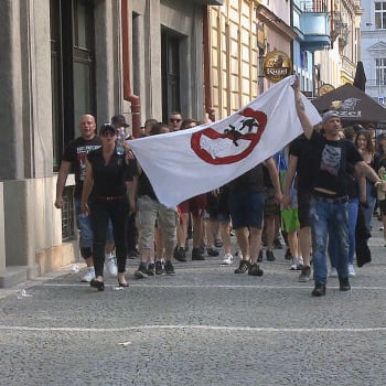 Lidé v Hradci Králové šli protestní pochod za napadeného muže.