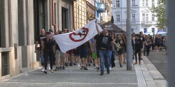 Stop černému rasismu, skandovali lidé v Hradci. Protestovali proti sérii útoků