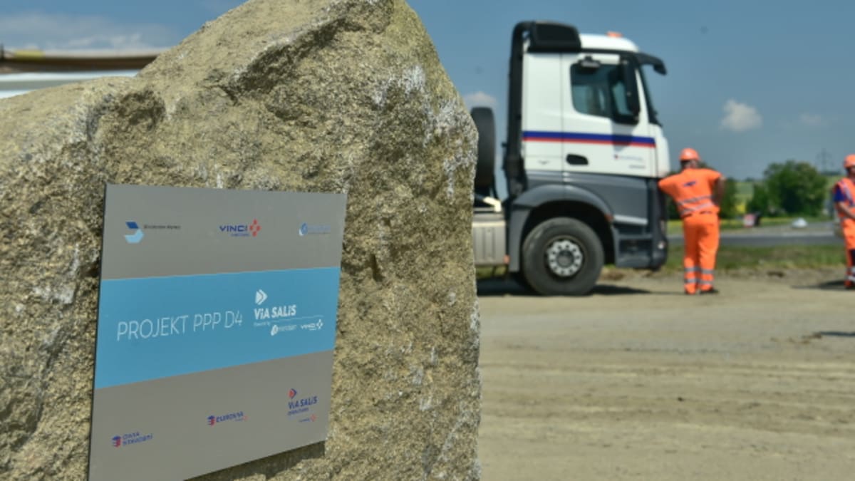 Dokončení dálnice D4 je první stavbu dálnice formou spolupráce veřejného a soukromého sektoru, takzvanou PPP (Public Private Partnership) v České republice.