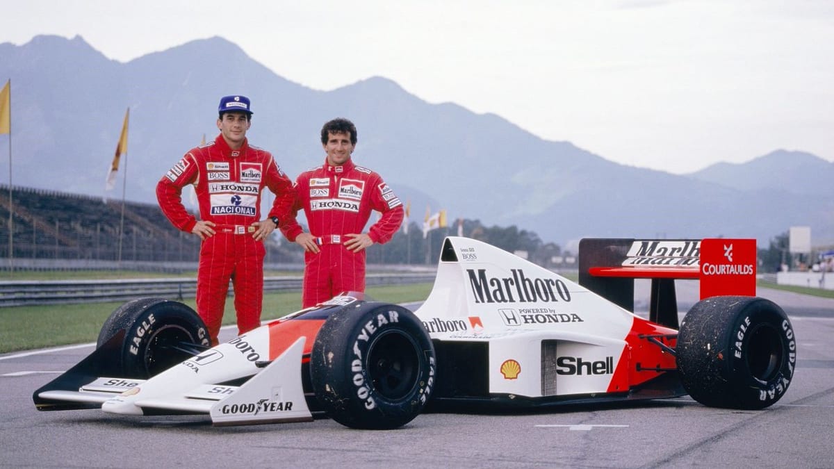Tým snů připravený k boji: Ayrton Senna a Alain Prost s vozem McLaren MP4/4  Honda, se kterým v roce 1988 dokázali vyhrát 15 ze 16 závodů sezony.