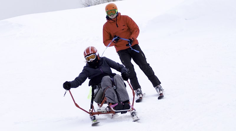 Michaela Krunclová se věnuje také lyžování, na snímku s Miroslavem Dobrovolným, koordinátorem Sportovního klubu vozíčkářů Praha.