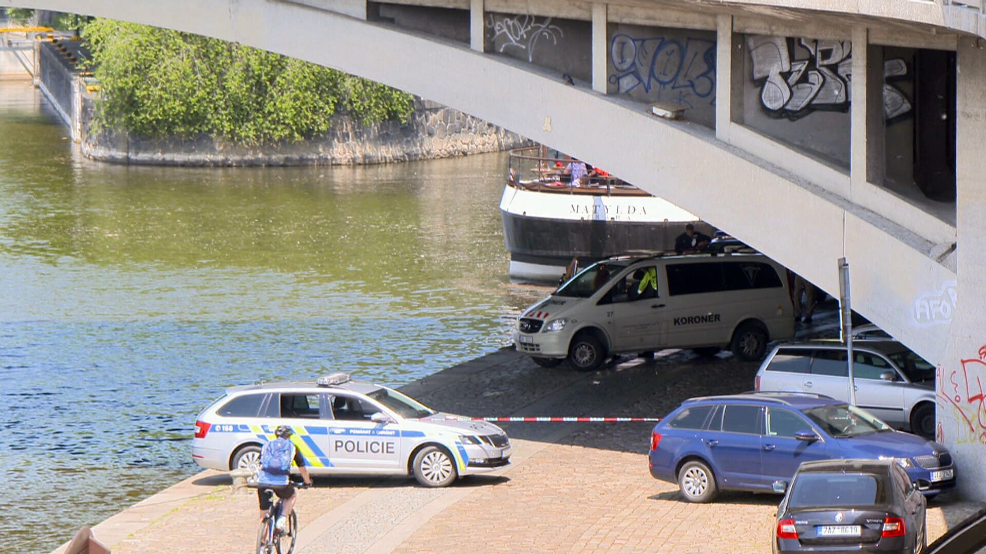 Policejní auto u Vltavy