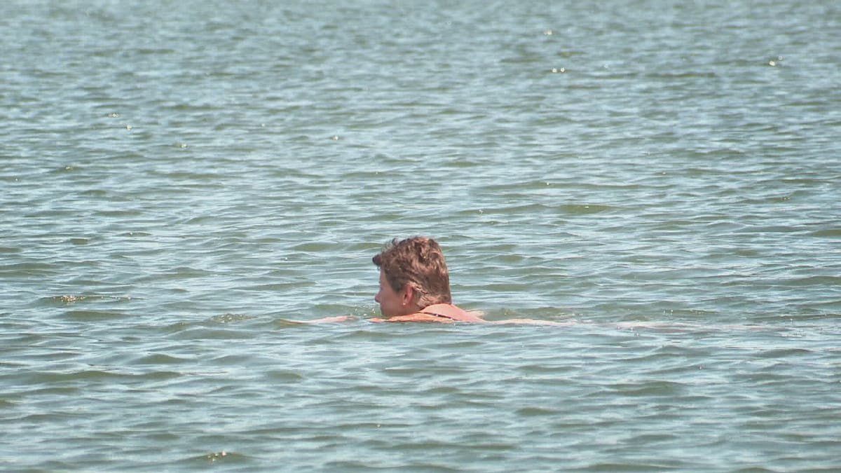 Žena plave v rybníce