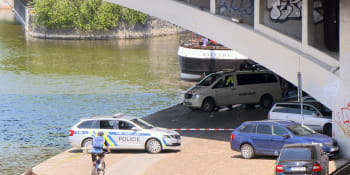 Hrůza na pražské náplavce. Pod Jiráskovým mostem bylo nalezeno tělo 18letého mladíka