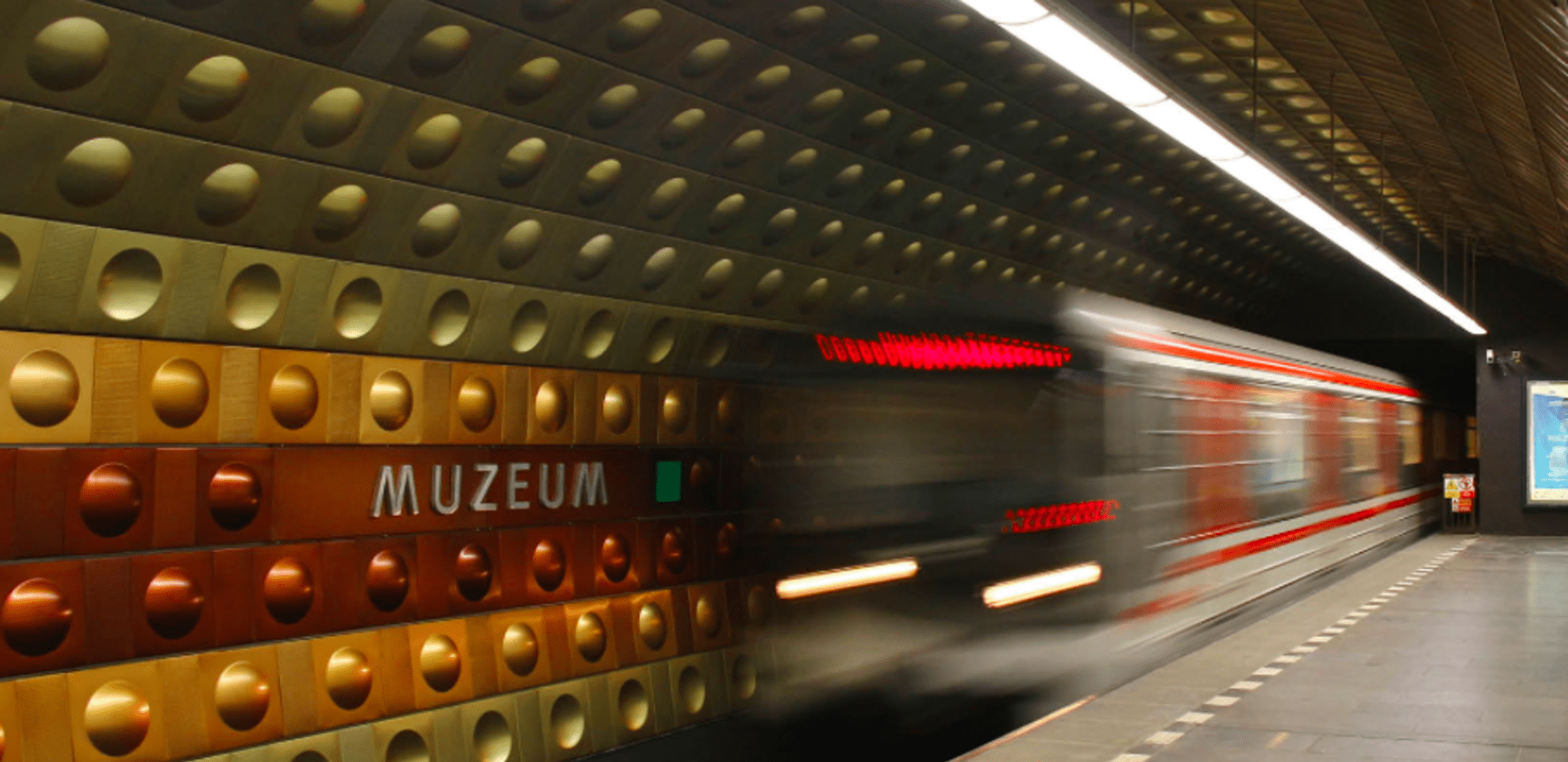 Stanice metra Muzeum na lince A