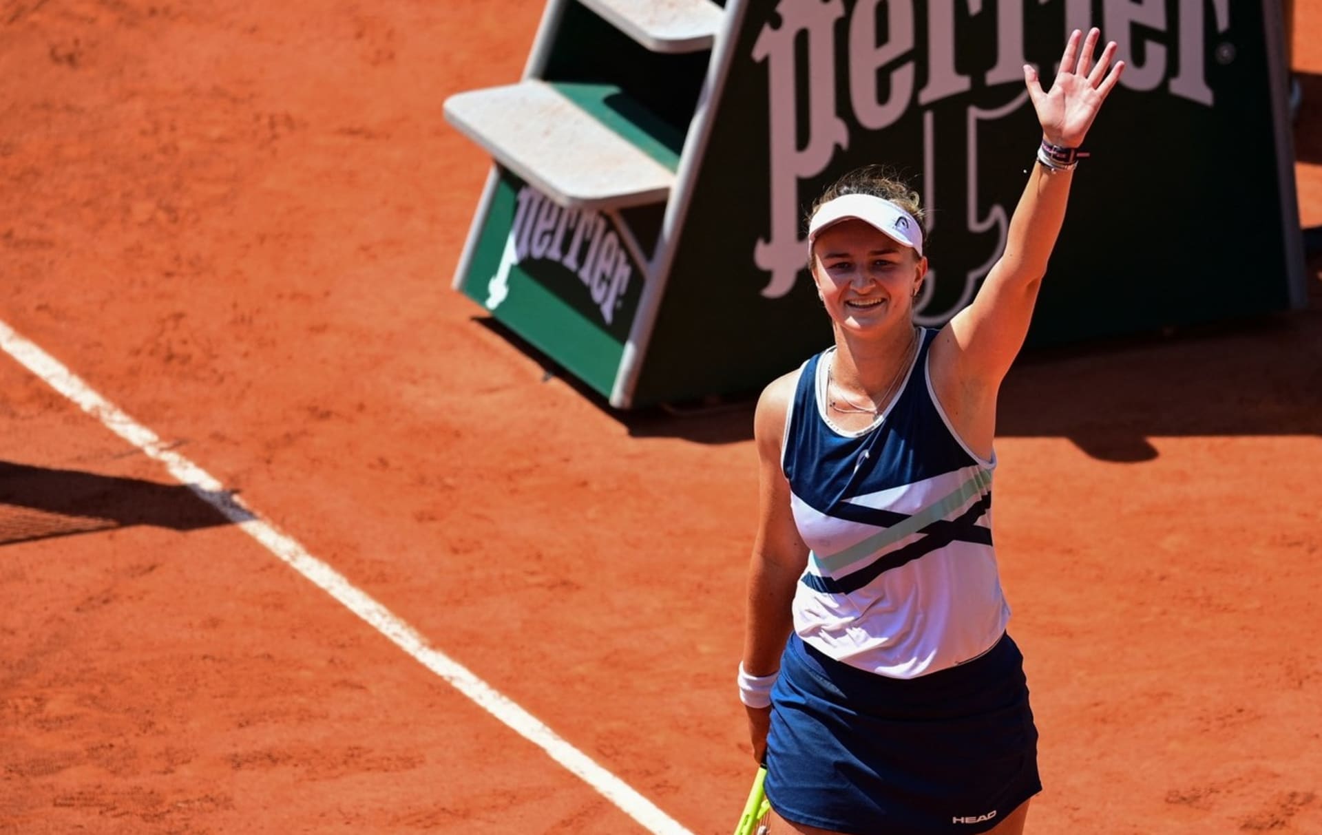 Barbora Krejčíková pokračuje ve své fenomenální jízdě na Roland Garros. Postoupila do semifinále na.
