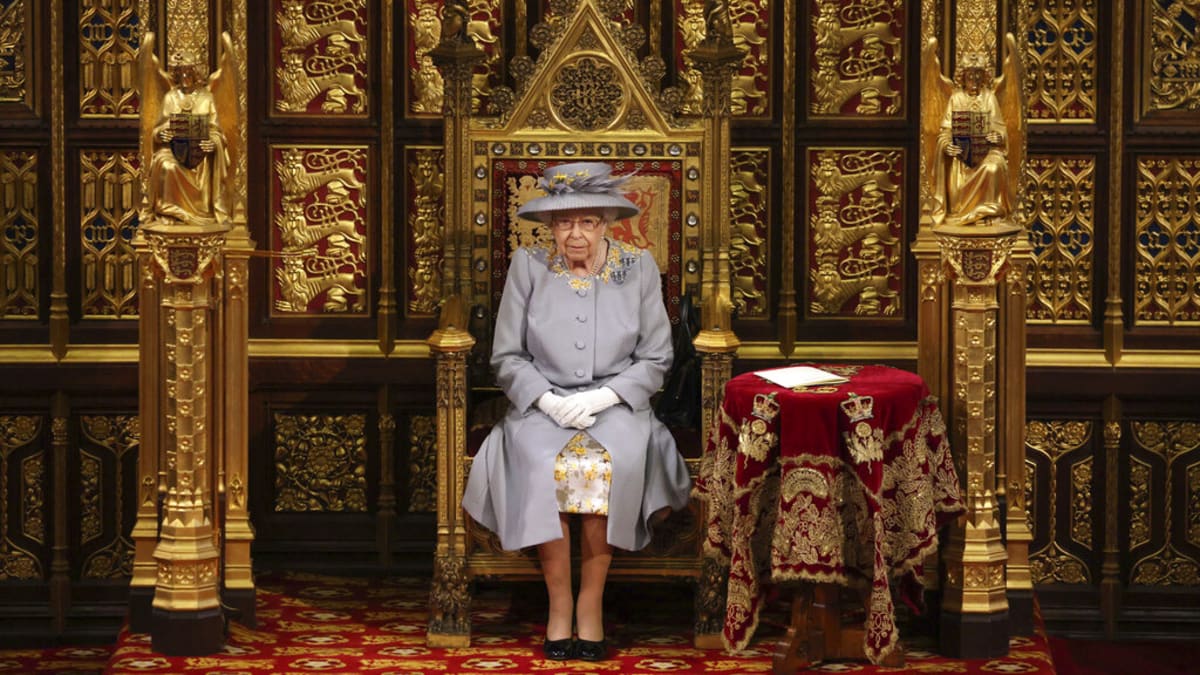 Královna Alžběta II. ve Sněmovně lordů