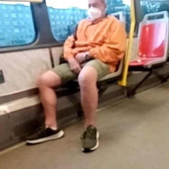 Muž onanoval v pražské tramvaji na lince číslo 22 před nezletilou dívkou.