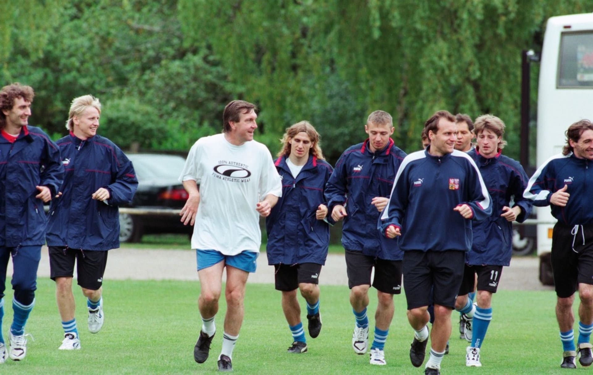 Momentka z tréninku české reprezentace během Eura 1996. Petr Kouba je na fotografii napravo od vlasatého Karla Poborského.