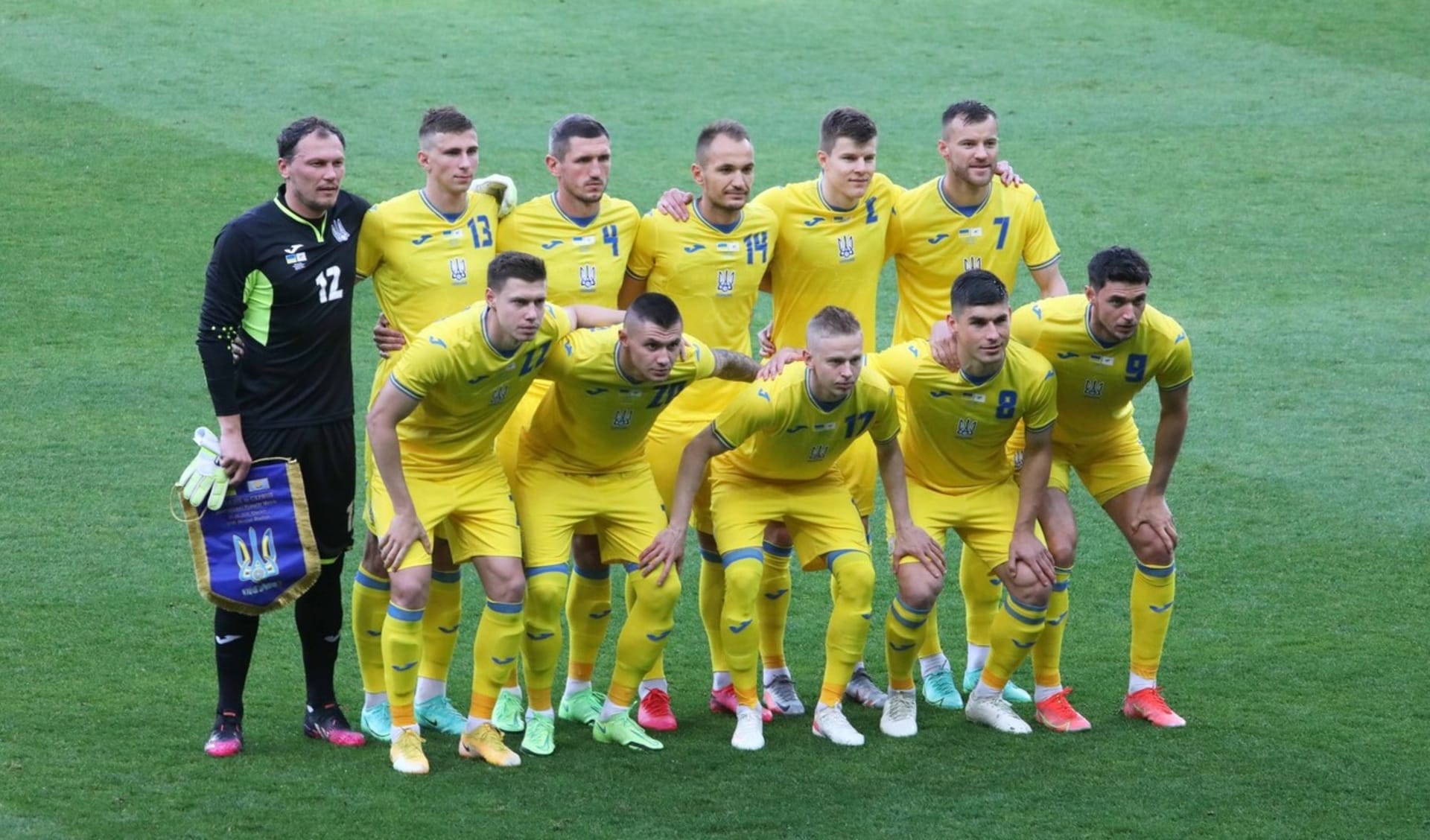 Dresy ukrajinských fotbalistů musí před mistrovstvím Evropy projít úpravou. Organizaci UEFA vadí slogan „Sláva hrdinům!“.