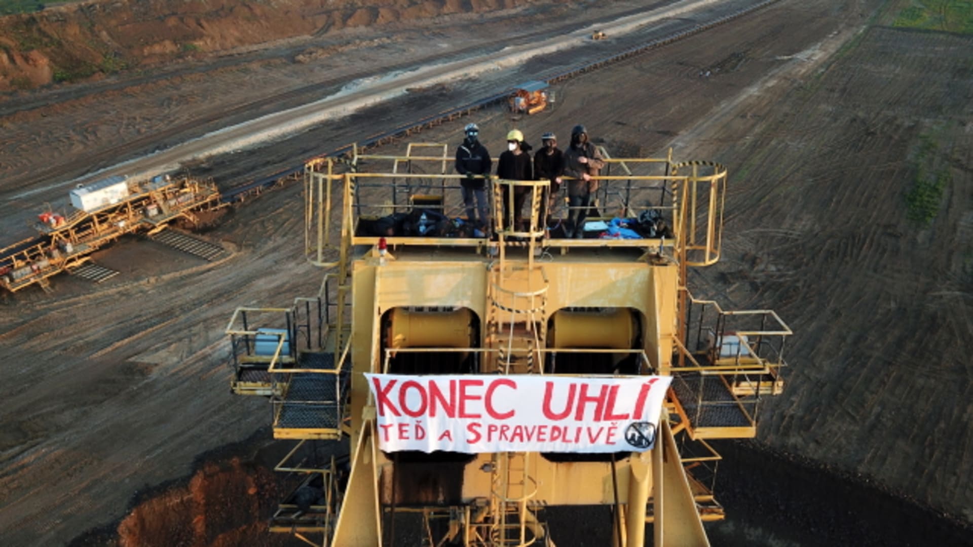 Skupina aktivistek obsadila dvě skrývková rypadla v uhelných dolech Bílina na Teplicku a Nástup-Tušimice na Chomutovsku. 