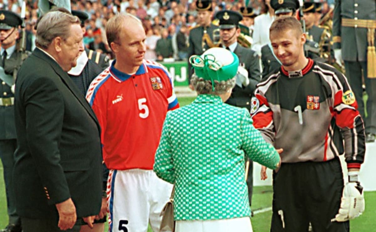 Jedinečné setkání. Před finále s Německem si Petr Kouba stejně jako ostatní hráči podal ruku s britskou královnou Alžbětou II.
