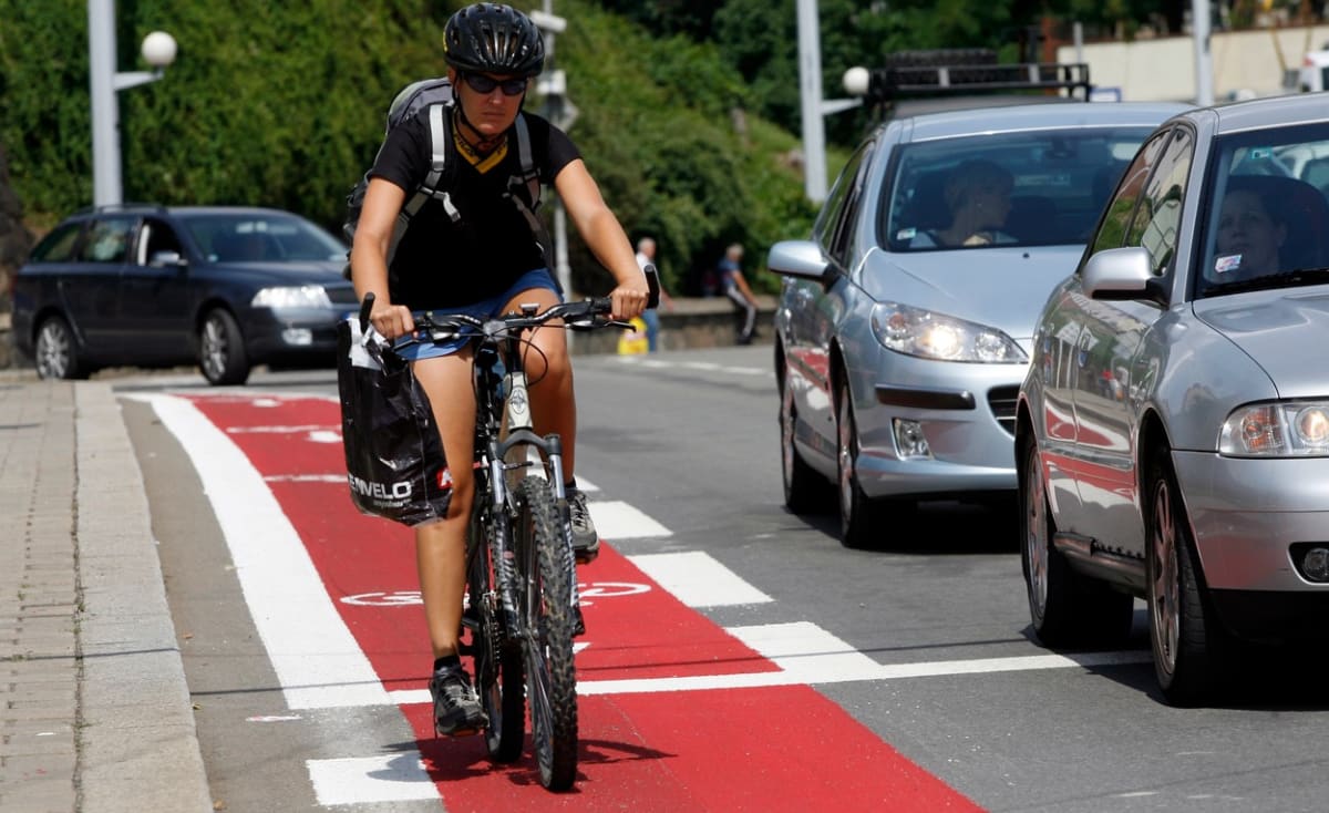 Zákonný odstup jedoucích vozidel od cyklistů pohybujících se ve stejném směru je 1,5 metru.