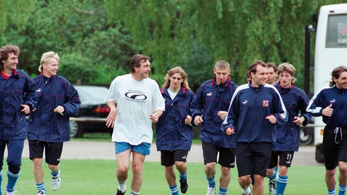 Momentka z tréninku české reprezentace během Eura 1996. Petr Kouba je na fotografii napravo od vlasatého Karla Poborského.