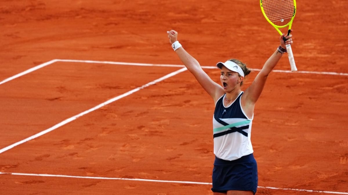 Barbora Krejčíková v Paříži dál žije sen, v semifinále Roland Garros porazila Marii Sakkariovou.