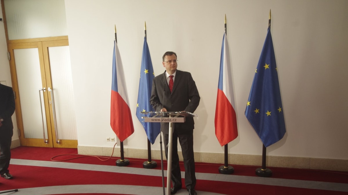 Tisková konference tehdejšího premiéra Petra Nečase (ODS) po razii na Úřadu vlády 13. června 2013