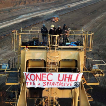 Skupina aktivistů obsadila ve čtvrtek dvě skrývková rypadla v uhelných dolech Bílina na Teplicku a Nástup Tušimice na Chomutovsku. 