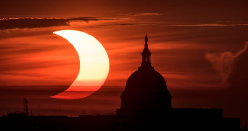 Zatmění Slunce nad budovou Kapitolu ve Washingtonu