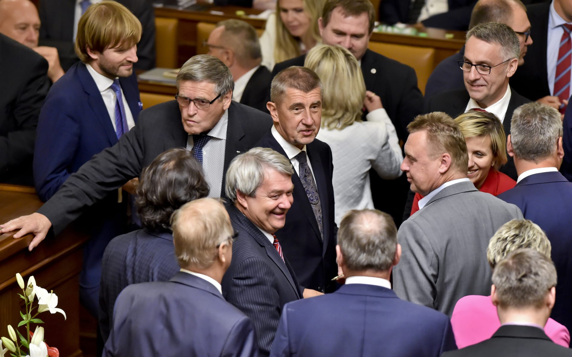 Premiér Andrej Babiš mezi poslanci KSČM. Fotografie z června 2018