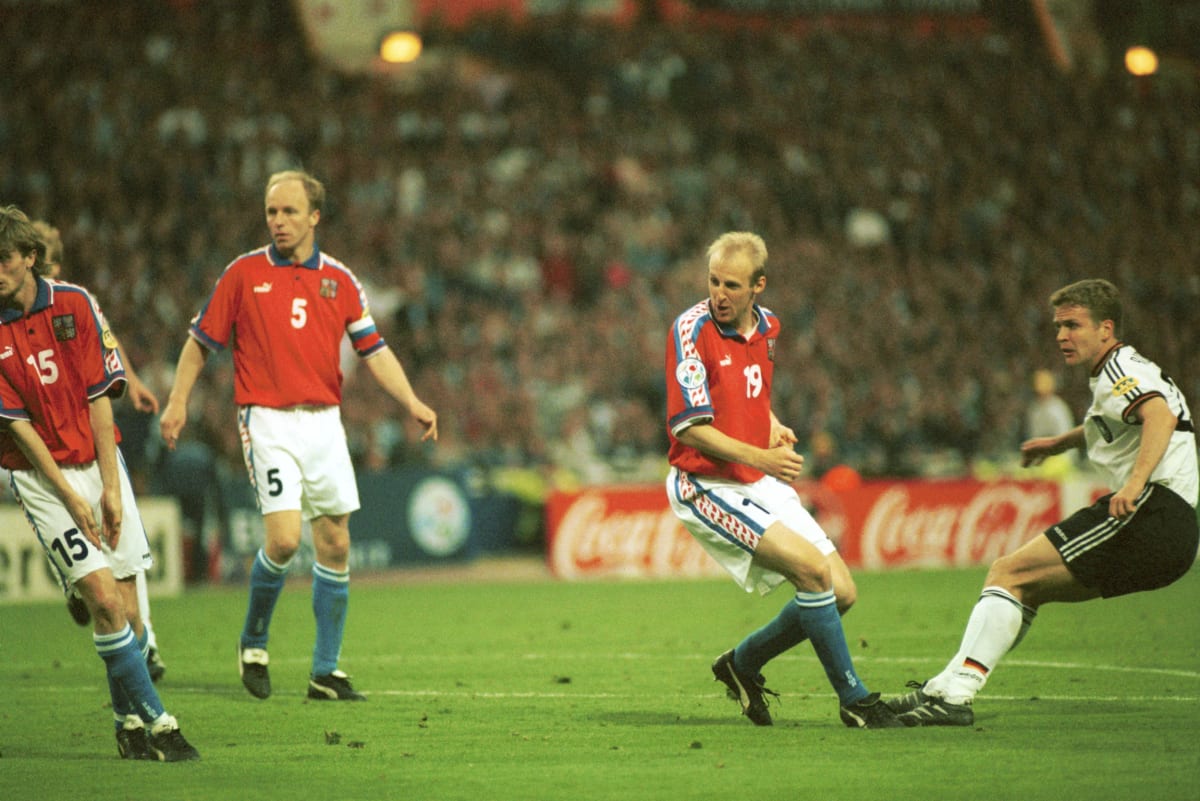 Oliver Bierhoff dává Čechům zlatý gól, který rozhodl, že titul evropských šampionů ve fotbale v roce 1996 získá Německo.