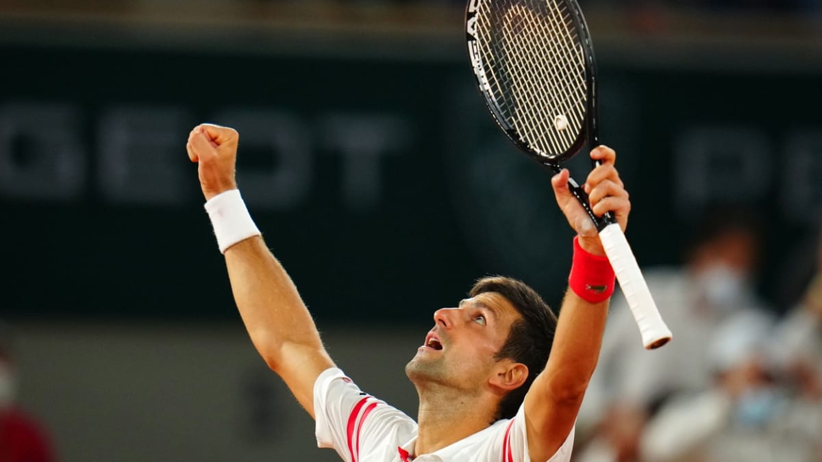Novak Djokovič se raduje po vítězství nad Rafaelem Nadalem na Roland Garros. 