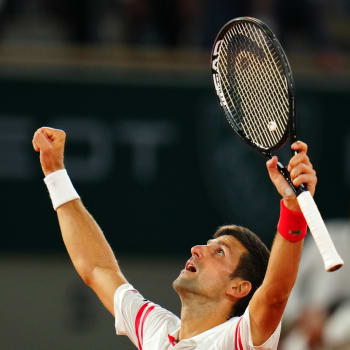 Novak Djokovič se raduje po vítězství nad Rafaelem Nadalem na Roland Garros. 