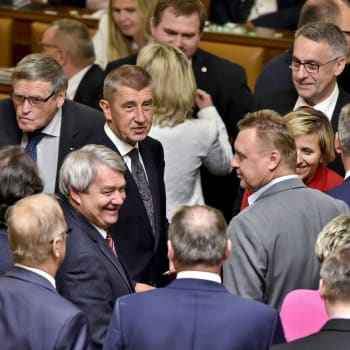 Premiér Andrej Babiš mezi poslanci KSČM. Fotografie z června 2018