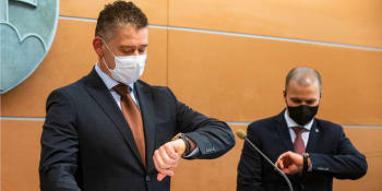 Slovensko řeší ministrovy luxusní hodinky za milion. Jsou falešné, tvrdí politik